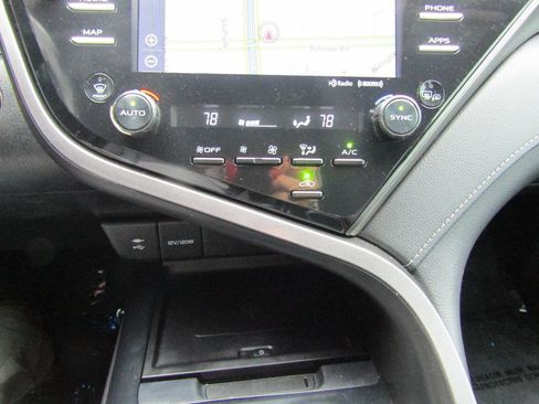 Used 2019 Toyota Camry XSE image 18