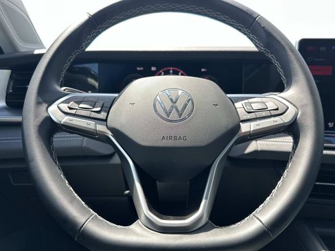 Used 2025 Volkswagen Tiguan SE w/ Panoramic Sunroof Package AWD/4WD image 19