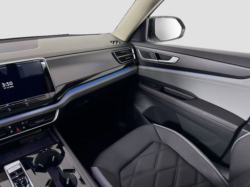 Used 2025 Volkswagen Atlas Peak Edition SE image 24