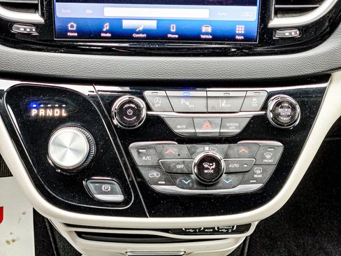 Used 2024 Chrysler Pacifica Touring-L image 19