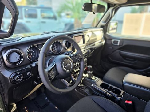 Used 2023 Jeep Gladiator Sport AWD/4WD image 26