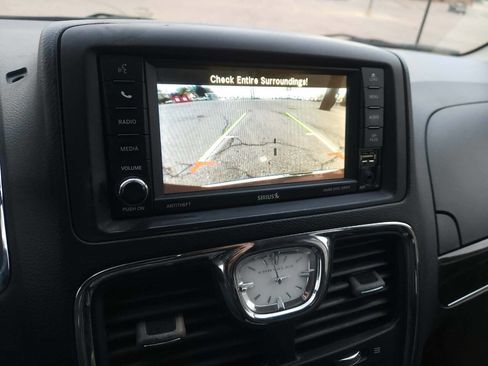 Used 2014 Chrysler Town & Country Touring FWD image 28