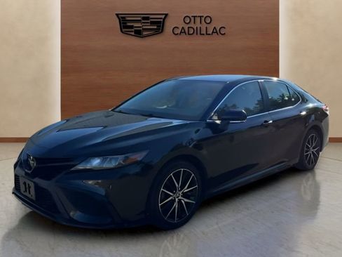 Used 2022 Toyota Camry SE image 1