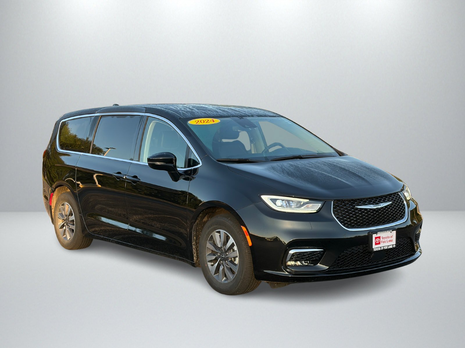 Used 2024 Chrysler Pacifica Limited w/ Uconnect Theater Family Group FWD image 7