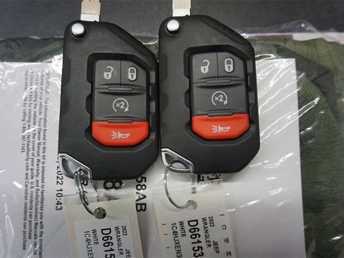 Used 2022 Jeep Wrangler Unlimited Sahara w/ Cold Weather Group image 21