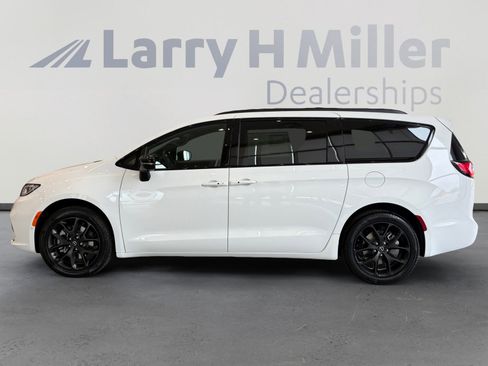 New 2026 Chrysler Pacifica Select image 2