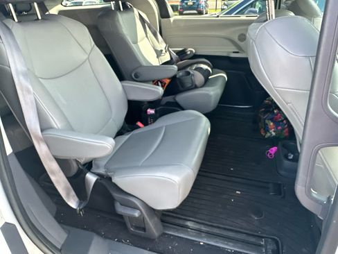 Used 2022 Toyota Sienna XLE AWD/4WD image 9