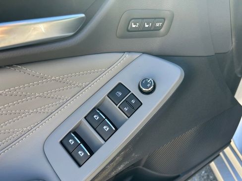 Used 2019 Toyota Avalon Limited image 23