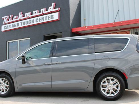 Used 2025 Chrysler Pacifica Select FWD image 12