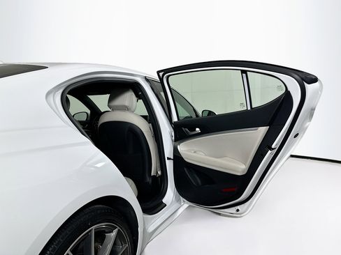 Used 2025 Genesis G70 2.5T image 30