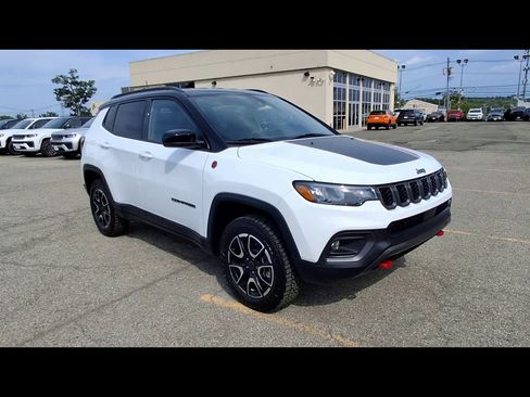 Certified 2025 Jeep Compass Trailhawk AWD/4WD image 2