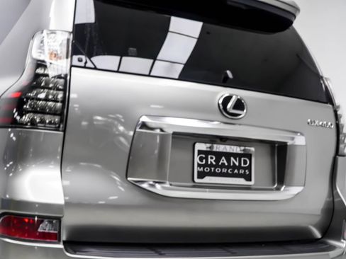 Used 2023 Lexus GX 460 Premium w/ Accessory Package AWD/4WD image 17