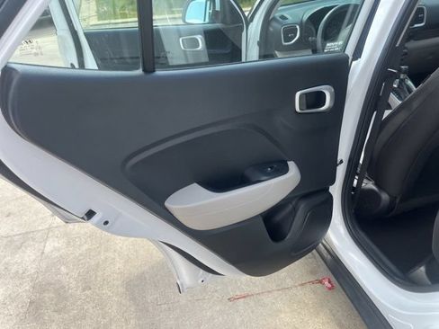 Used 2022 Hyundai Venue SEL FWD image 13