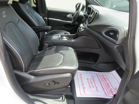 Used 2025 Chrysler Pacifica Limited FWD image 16