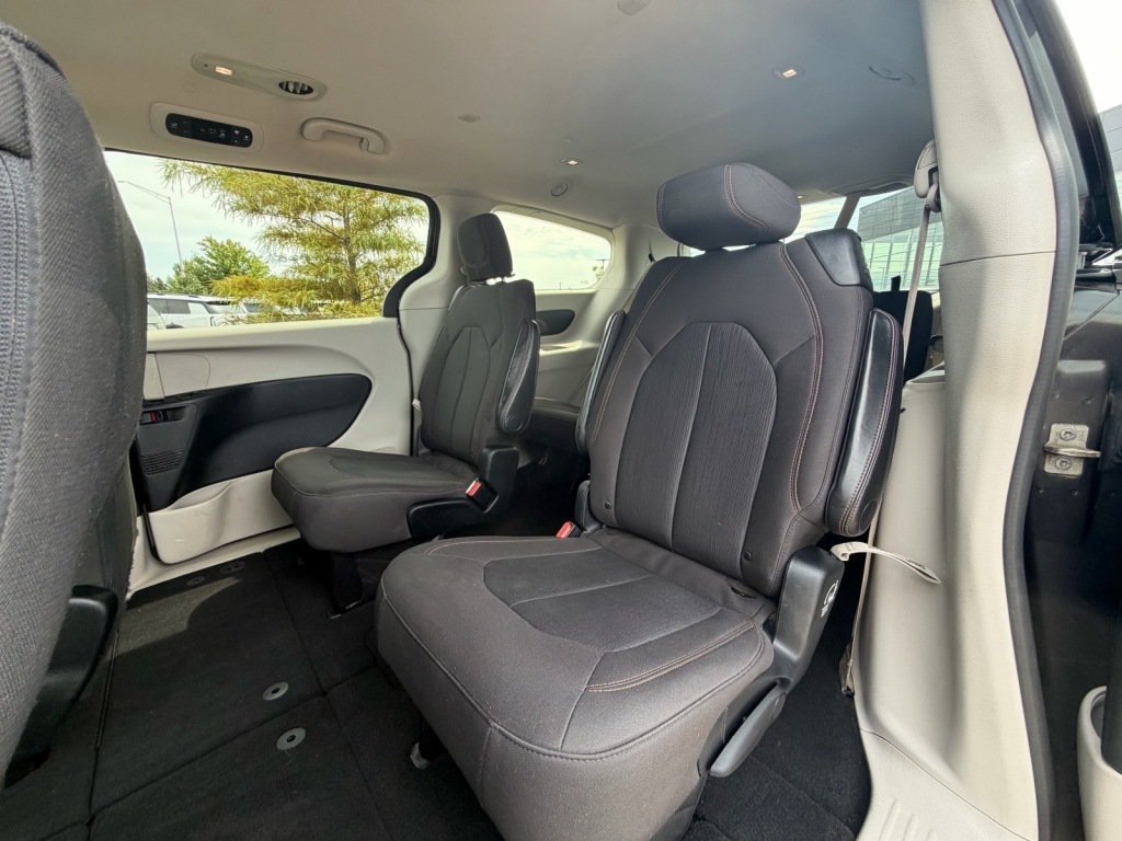 Used 2017 Chrysler Pacifica Touring FWD image 8