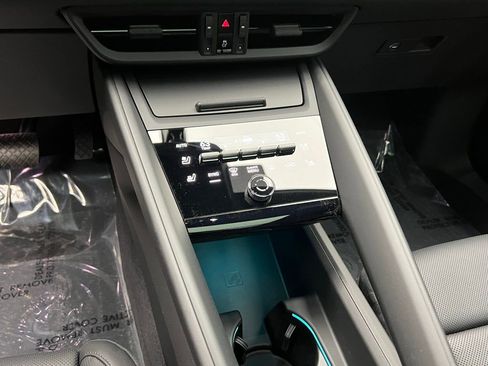 Certified 2025 Porsche Macan Electric RWD image 11