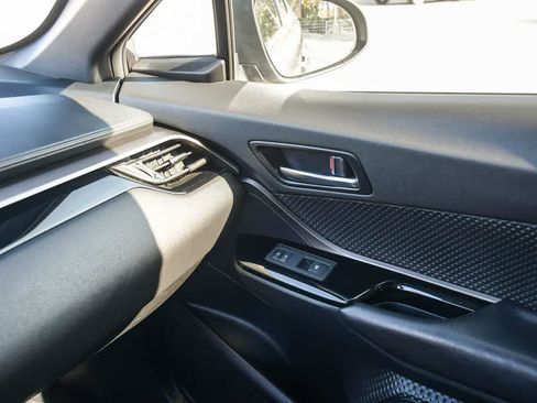Used 2019 Toyota C-HR XLE FWD image 22