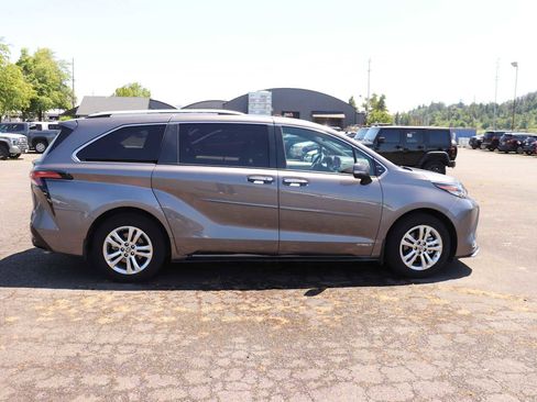 Used 2021 Toyota Sienna Platinum AWD/4WD image 4