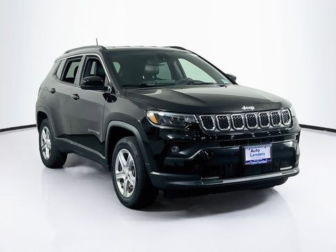 Used 2023 Jeep Compass Latitude w/ Convenience Group AWD/4WD image 3