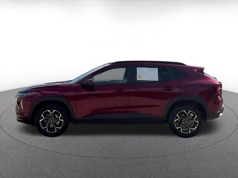 Used 2025 Chevrolet Trax LT FWD image 8