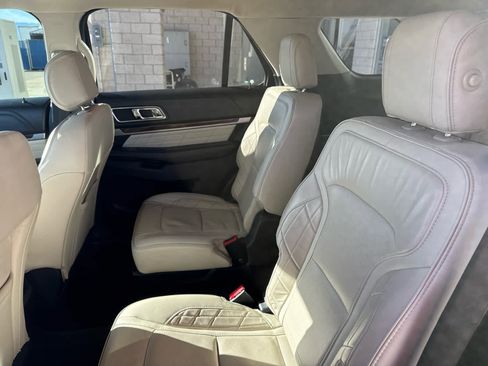 Used 2017 Ford Explorer Platinum image 24