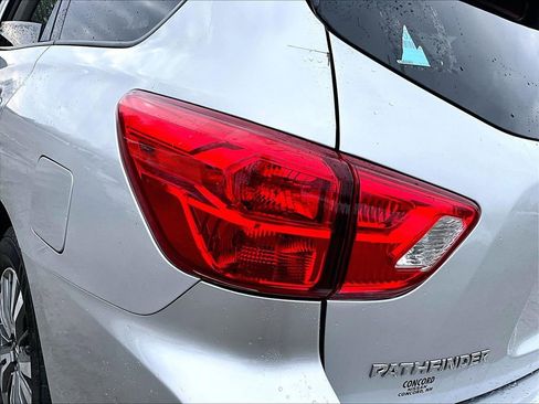 Used 2019 Nissan Pathfinder S image 22
