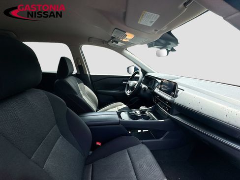 Used 2025 Nissan Rogue SV FWD image 36