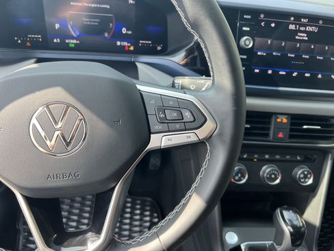 Certified 2022 Volkswagen Taos SE FWD image 18