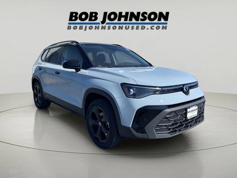 Used 2025 Volkswagen Taos SE image 1