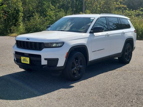 Used 2023 Jeep Grand Cherokee L Laredo AWD/4WD image 1