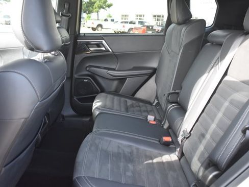 Used 2025 Mitsubishi Outlander SE FWD image 16