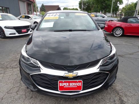 Used 2019 Chevrolet Cruze LT FWD image 2