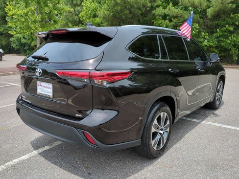 Used 2022 Toyota Highlander XLE FWD image 4