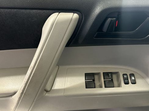 Used 2012 Toyota Highlander FWD image 13
