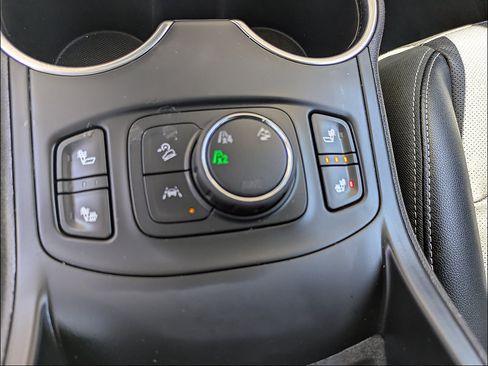 Used 2024 GMC Terrain SLT AWD/4WD image 25