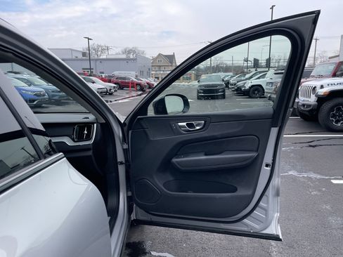 Used 2025 Volvo XC60 B5 Plus image 9