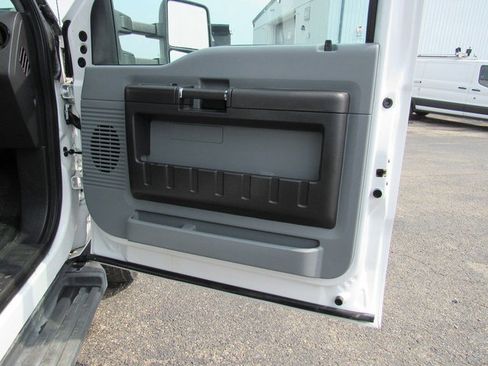 Used 2016 Ford F550 2WD Regular Cab Super Duty image 11