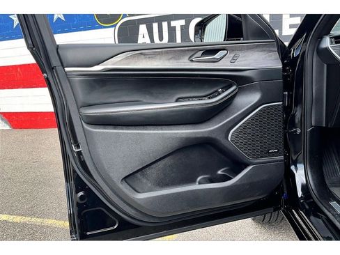 Used 2024 Jeep Grand Cherokee Overland AWD/4WD image 19