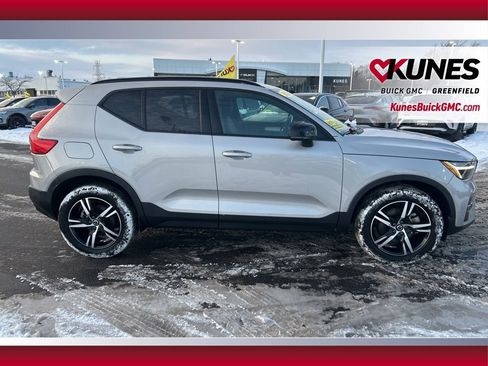 Used 2024 Volvo XC40 B5 Core image 4