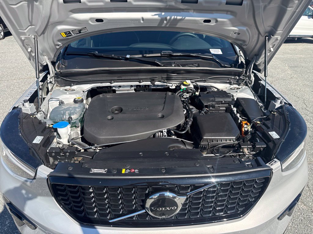 Used 2025 Volvo XC40 B5 Plus AWD/4WD image 34