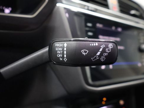 Used 2024 Volkswagen Tiguan SE image 36