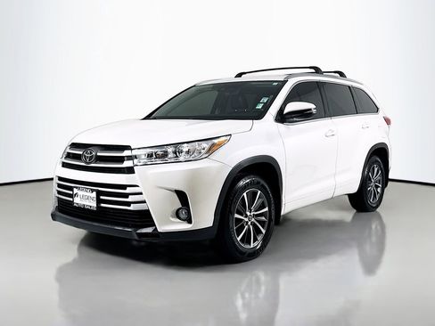 Used 2018 Toyota Highlander XLE AWD/4WD image 1