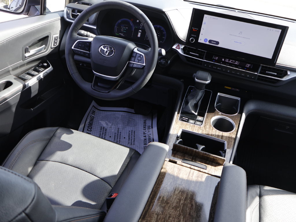 Used 2025 Toyota Sienna Platinum AWD/4WD image 15