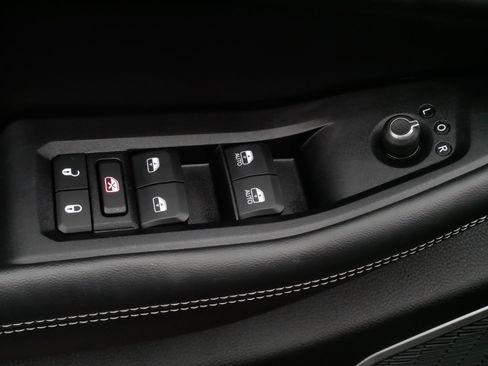 Used 2023 Jeep Grand Cherokee Limited w/ Luxury Tech Group II AWD/4WD image 19