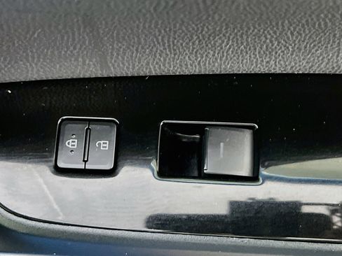 Used 2022 Toyota Prius LE FWD image 30