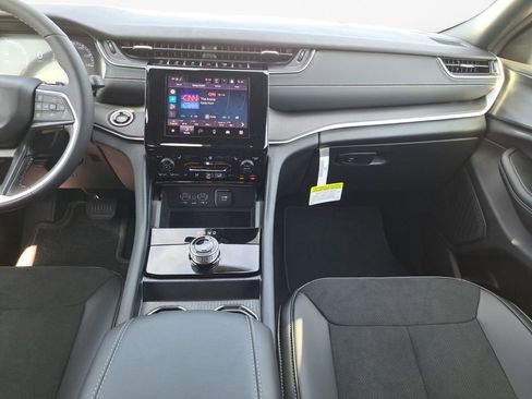 New 2025 Jeep Grand Cherokee Altitude image 3