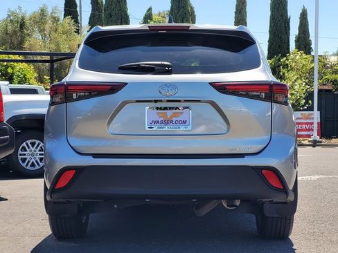Certified 2024 Toyota Highlander LE AWD/4WD image 7