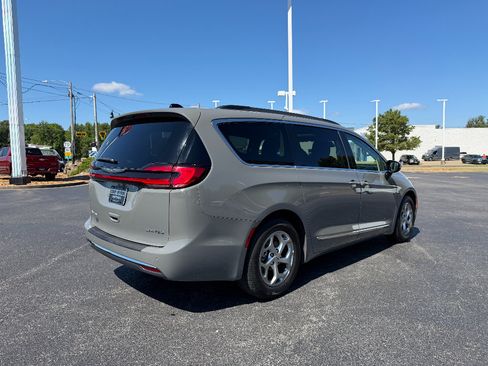Used 2023 Chrysler Pacifica Limited FWD image 7