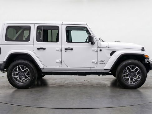 Used 2025 Jeep Wrangler Sahara image 11