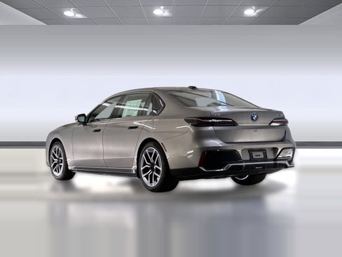 Used 2026 BMW i7 xDrive60 w/ M Sport Package RWD image 3